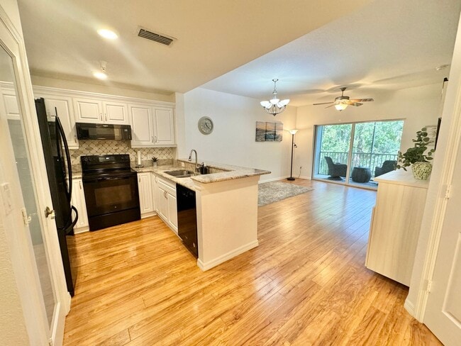 Building Photo - ** BOTANICAL PLACE ** 3 BED / 2 BATH - CON...