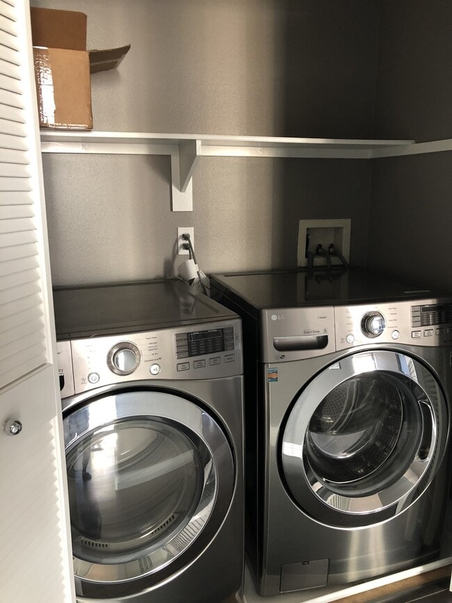 Building Photo - 2BR/2BA Plus Bonus/office Condo at The Hei...