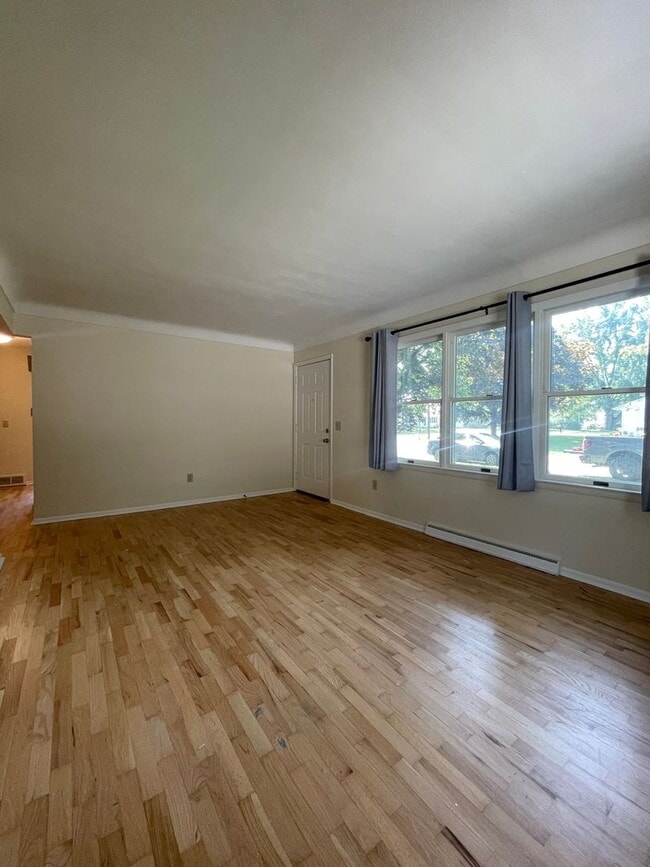 Building Photo - Three Bedroom Ranch in Portage