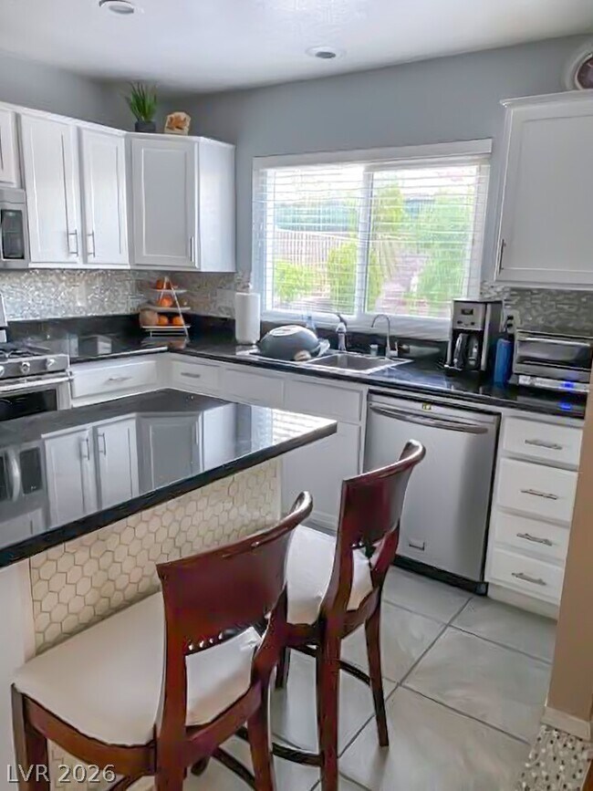 Building Photo - 9628 Blue Bell Dr