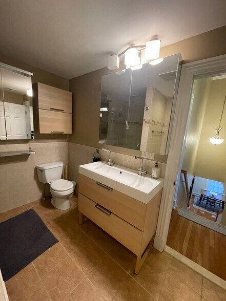 Building Photo - 14 Oak St