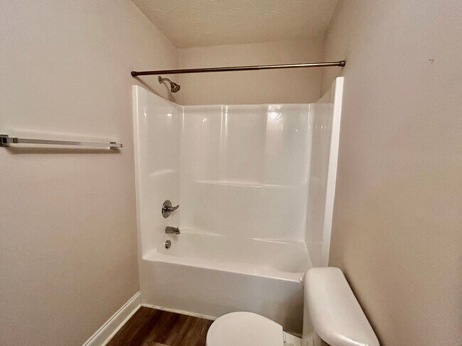 Building Photo - Large 4 Bed, 2.5 bath in Lexington!