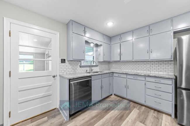 Building Photo - 503 E 8th St