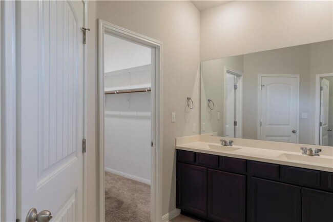 Building Photo - Lovely and Cozy 3/BR and 2/BA Home in Roun...