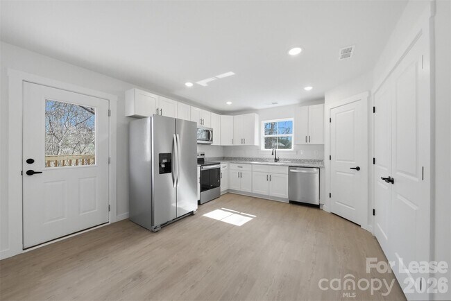 Building Photo - 403 15th Ave SW