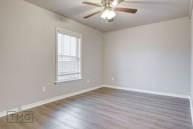 Building Photo - Spacious 3/2 with Front Porch, Fenced Yard...