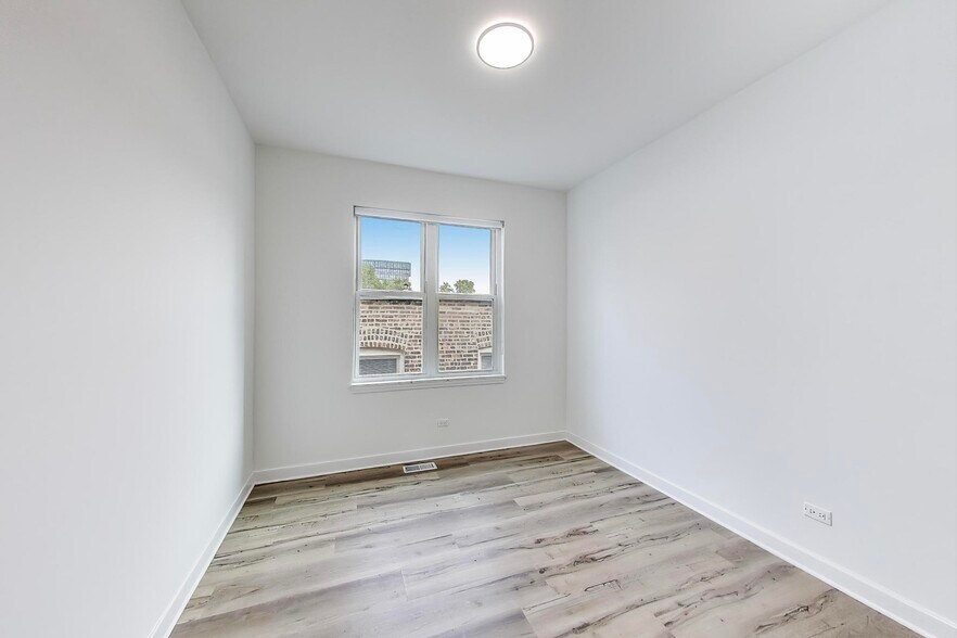 Building Photo - 5126 S Kenwood Ave