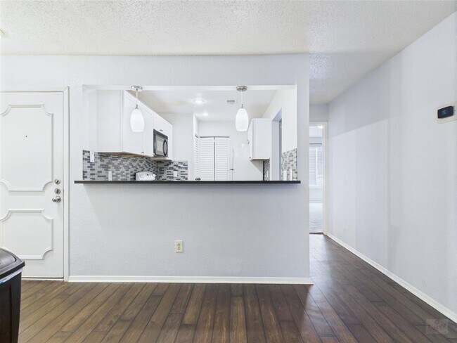 Building Photo - 806 W 24th St