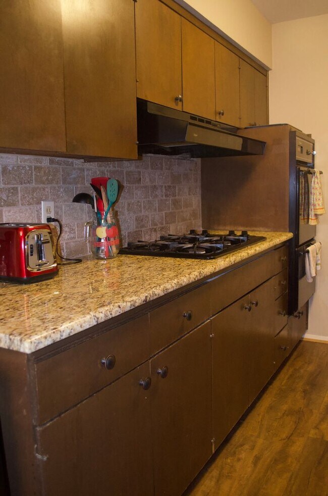 Building Photo - AUGUST PRE-LEASE!  Spacious 4 Bedroom 2 Bathroom Home CLOSE TO CAMPUS