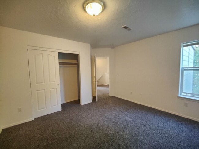 Building Photo - Spacious 3 bedroom 2.5 Bath Townhouse with...