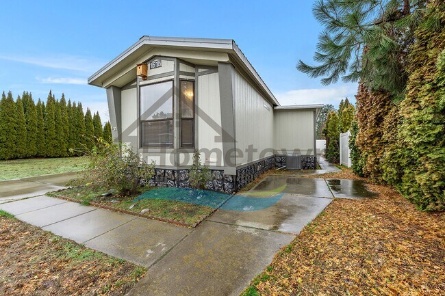 Building Photo - 2-Bedroom 2-Bathroom Home with Off-Street Parking Available in Coeur d’Alene!