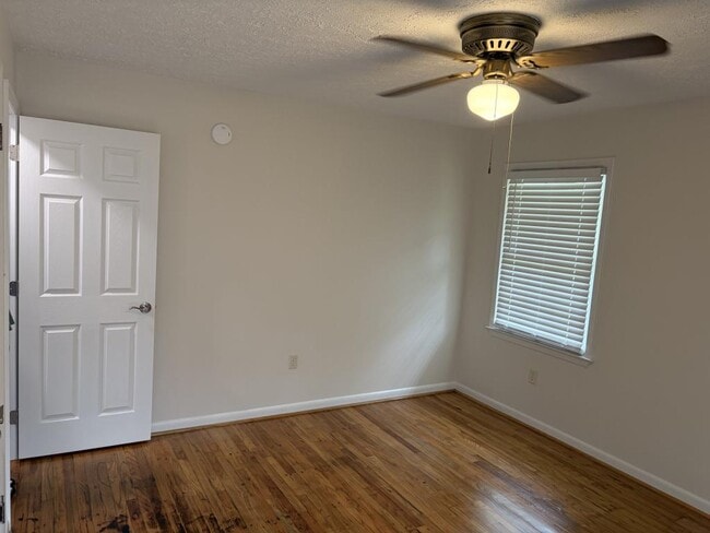 Building Photo - 921 Lonnie Farm Rd