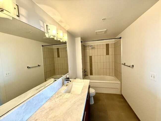 Building Photo - Bright City View Condo For Rent in North Belltown Area