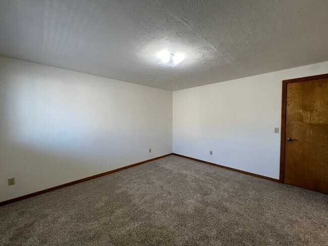 Building Photo - E Court Duplex