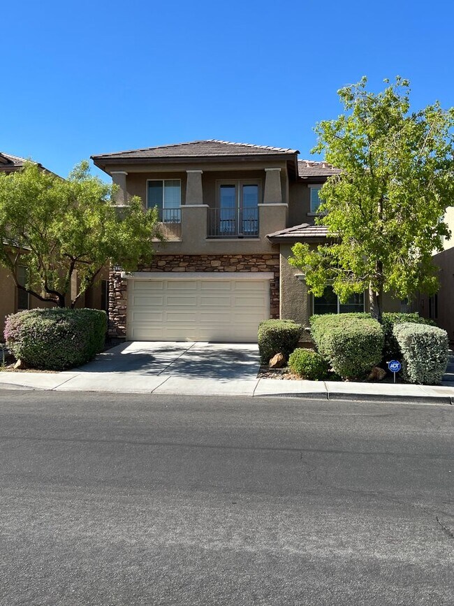 Building Photo - ABSOLUTELY AMAZING! Large 4 bedroom 2 stor...