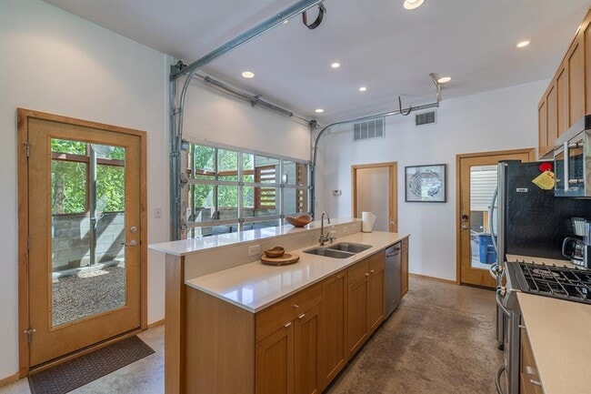 Building Photo - 2801 Oak Crest Ave