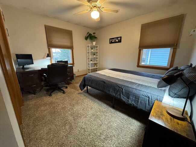 Building Photo - 202 NW Sharmin Dr