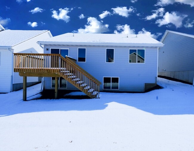 Building Photo - Beautiful 3 Bed Ranch Home w/ fully finish...