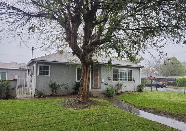 Building Photo - 306 W Sunkist St