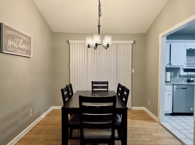 Building Photo - 979 Falcon Crest Dr