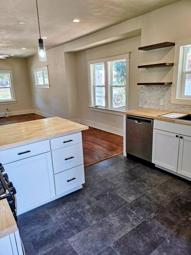 Building Photo - ALL PROSPECTIVE TENANTS MUST SUBMIT A $58 ...