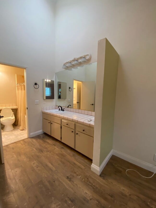 Building Photo - Two Bedroom Condo Close to Orange Circle