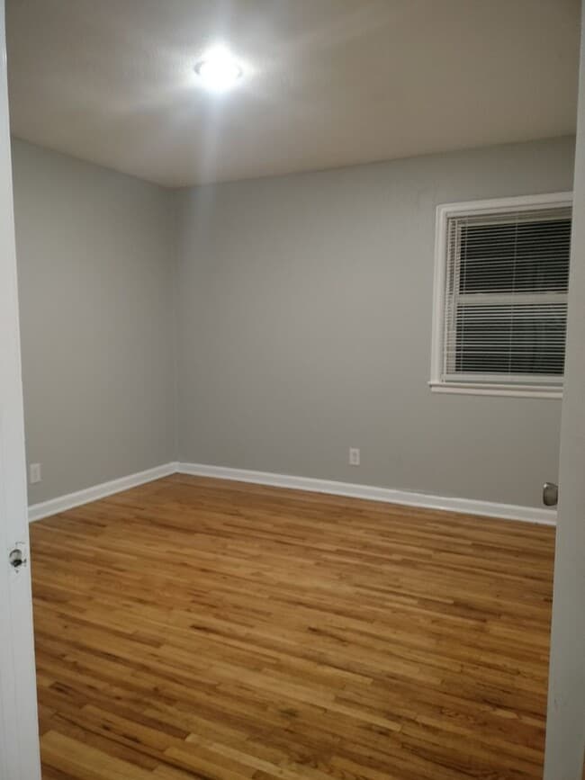 Building Photo - 3 Bedroom 1 bath on the East Side