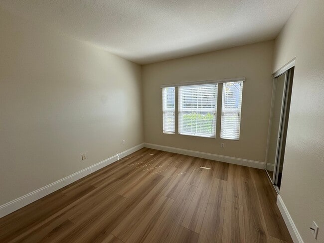 Building Photo - Immaculate 2Bd/2Ba Condo w/Brand New Floor...