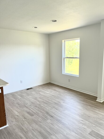 Dining area connected to the kitchen - 1921 Acorn Road