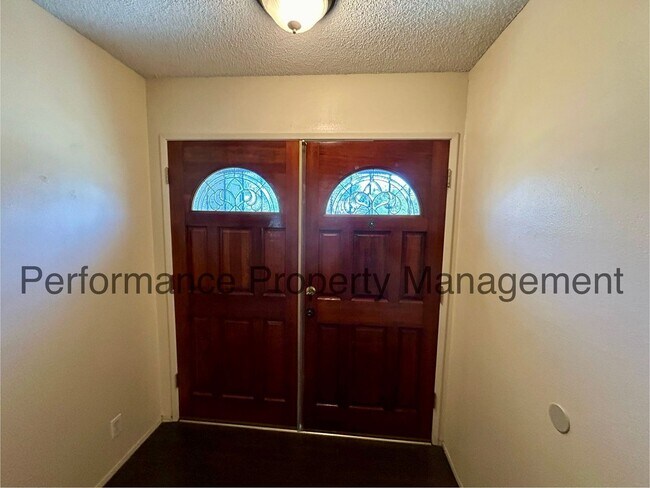 Building Photo - Spacious 3 Bed/2 Bath NE Bakersfield Home w/ RBP & $0 Deposit Option