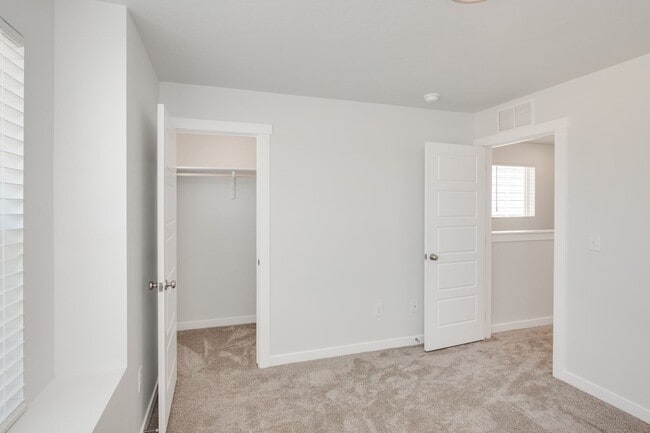 Building Photo - 2 Bedroom Cottage Now Available!