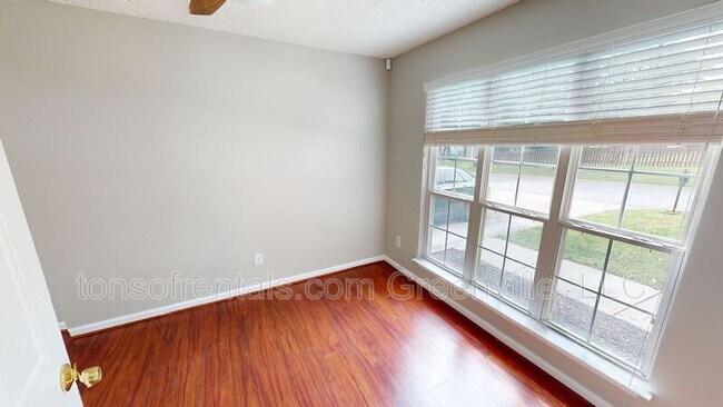 Building Photo - 101 Fairview Lake Way