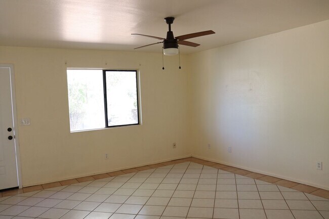 Building Photo - Large Backyard