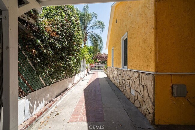 Building Photo - 247 W Santa Anita Ave