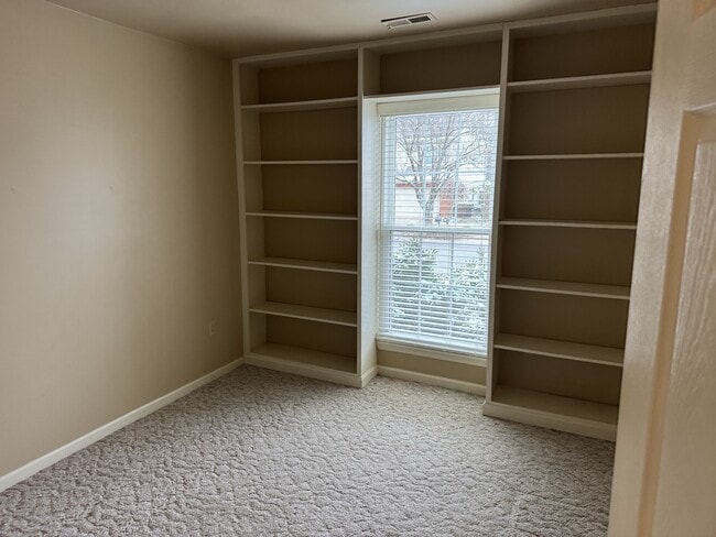 Building Photo - 916 Palomino Ln