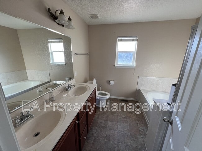 Building Photo - 3644 Clear Creek Rd