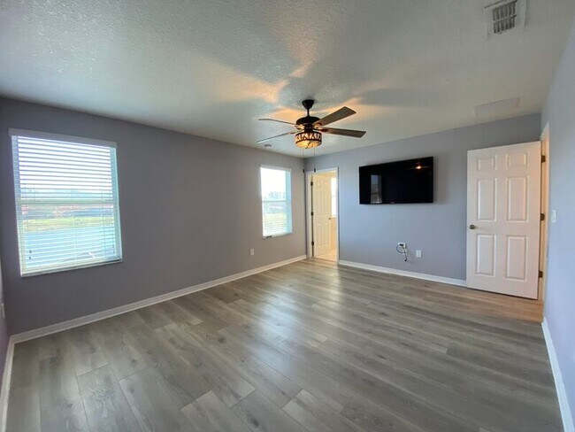 Building Photo - 541 Las Fuentes Dr