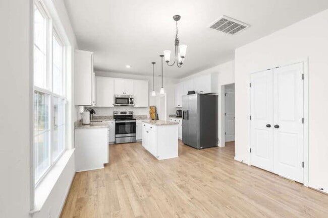 Building Photo - Charming 4-Bed Oasis with 2.5 Baths on Wil...