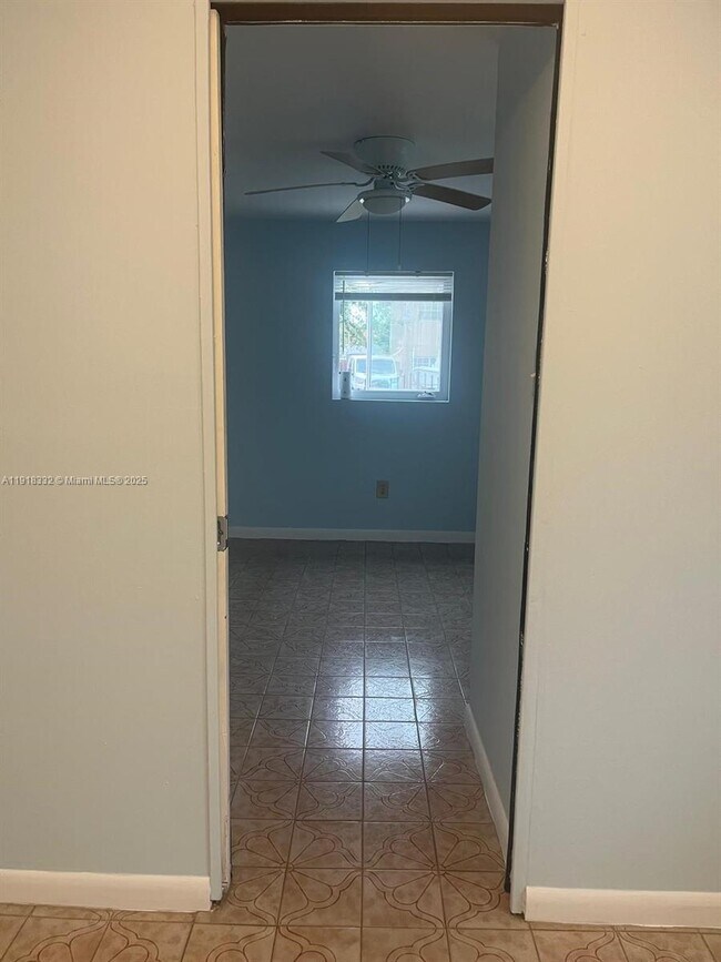 Building Photo - 671 E 12th Pl