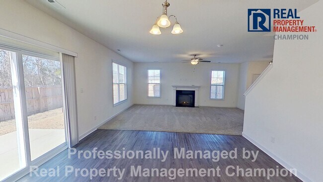 Building Photo - Spacious Home with Fenced Back Yard Convenient to Camp Lejeune