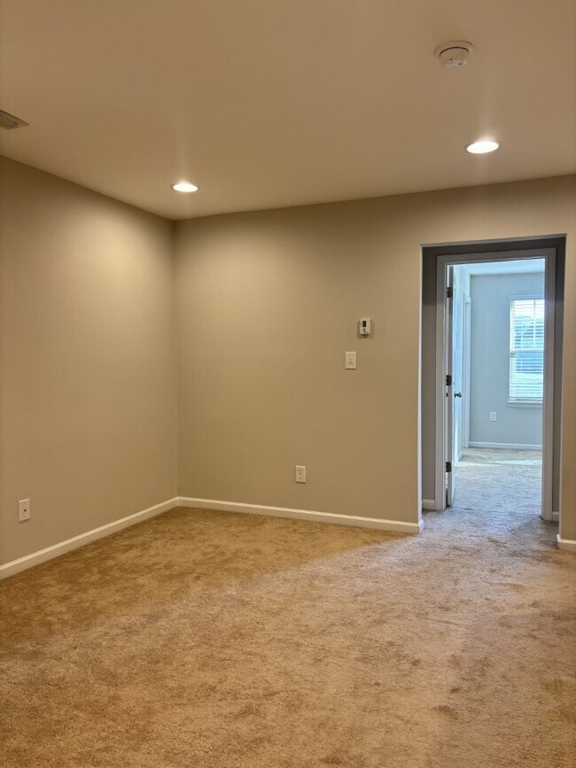 Building Photo - 318 Princess Pl