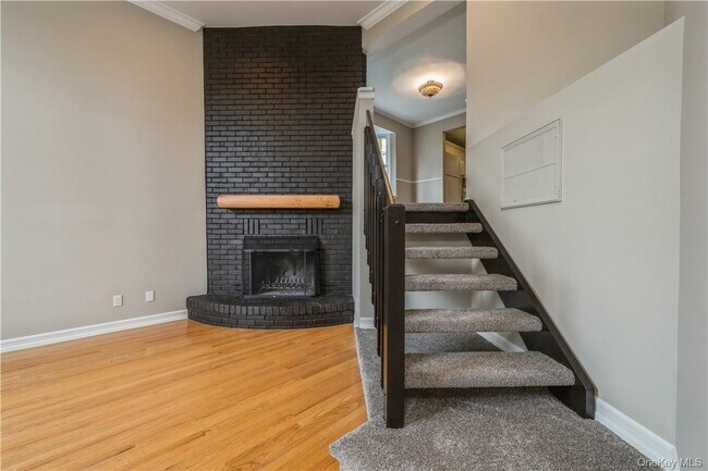 Building Photo - 27 The Knolls