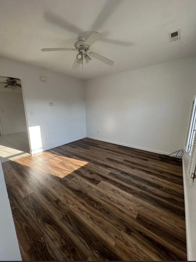 Building Photo - Cross Lanes Townhouse! In-Unit Laundry hoo...
