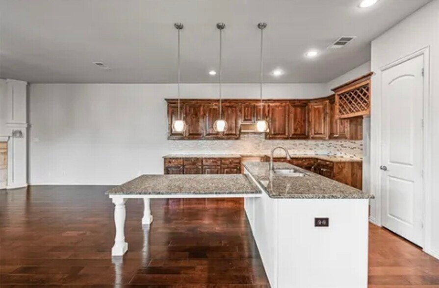 Building Photo - 1018 Ivy Charm Way