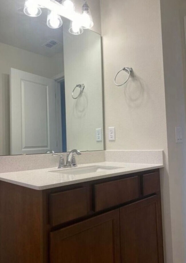 Building Photo - Isles of Lake Nona!! 3 Bedroom 2.5 Bathroom Townhome