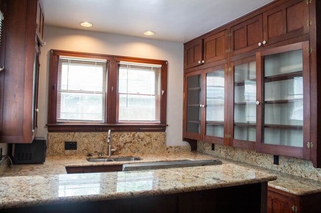 Building Photo - AVAILABLE FOR AUGUST 2026!  Large house ne...