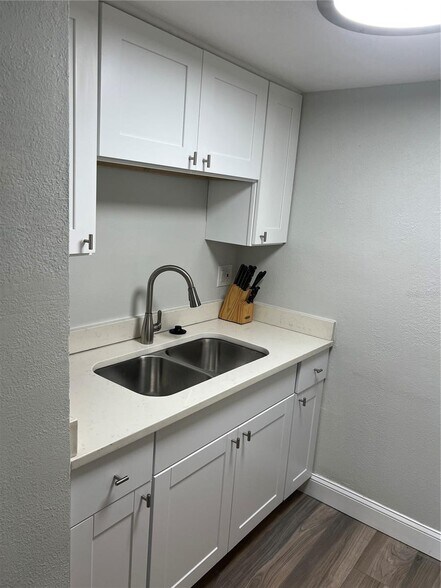 Building Photo - 4141 Dolphin Dr