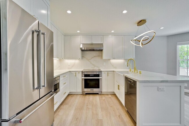Building Photo - Beautiful and spacious 3 bedroom 2.5 bath ...