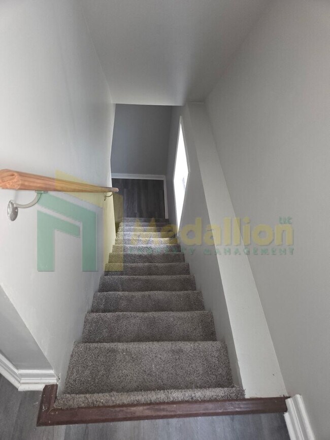 Building Photo - 4-Bedroom Duplex Downstairs unit in 2-Flat with Parking