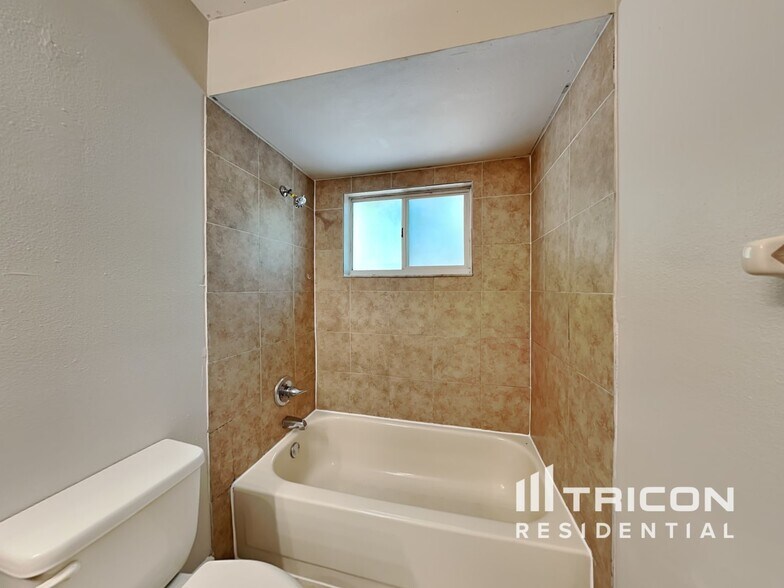 Building Photo - 19203 Sunlake Blvd